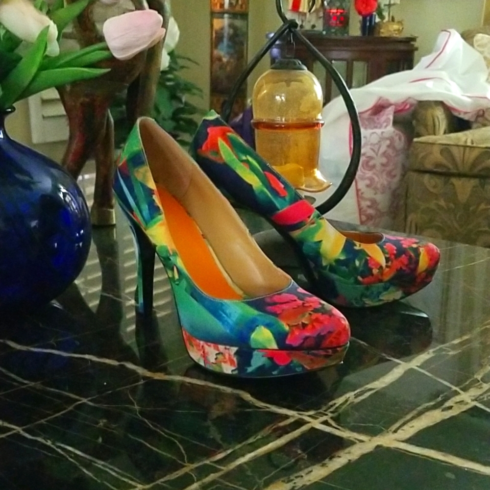 Nine West high heels. Size 8.5  4.5 heel with 1 inch platform.
